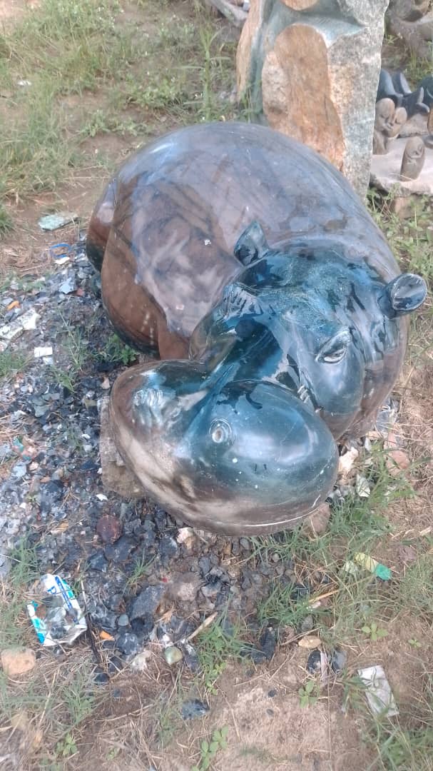 Sleeping Hippo - Stone Sculpture Made of Fruit Serpentine by Alec Kambiri | Zimbabwe